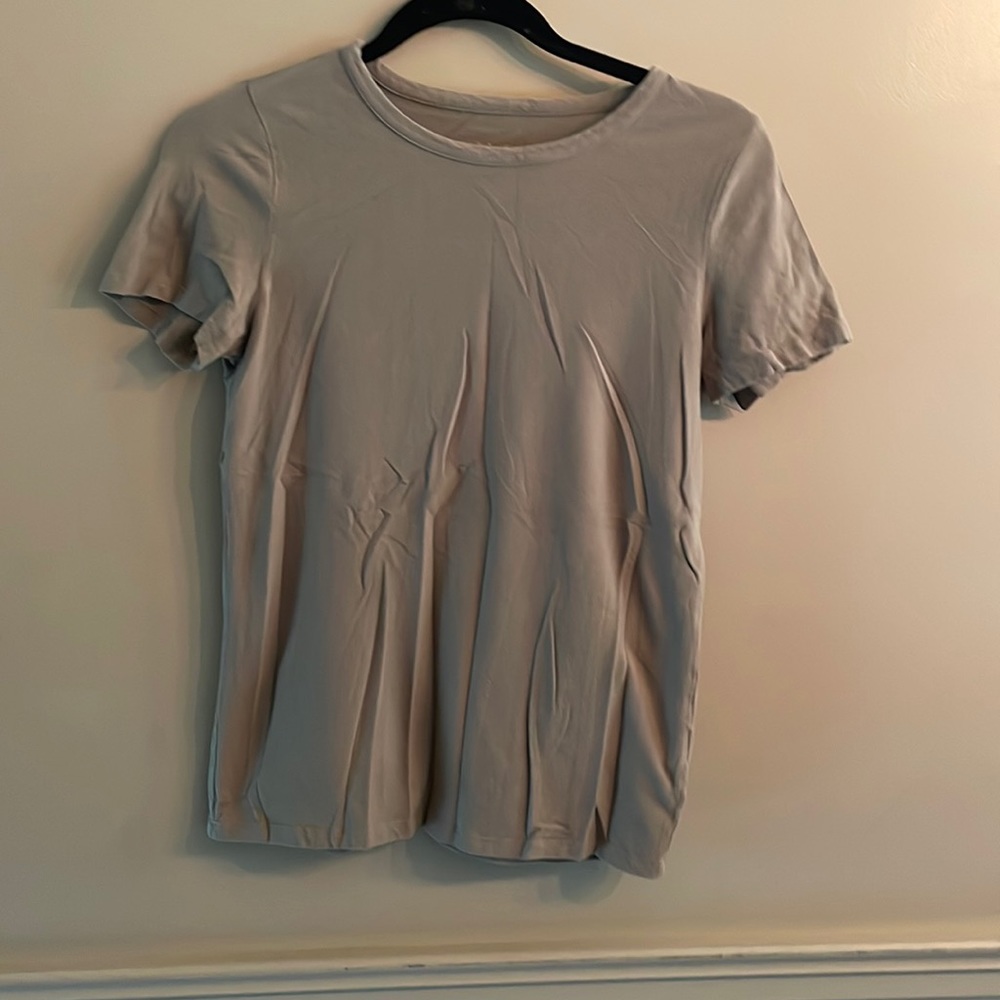 GILI T-shirt. Size small